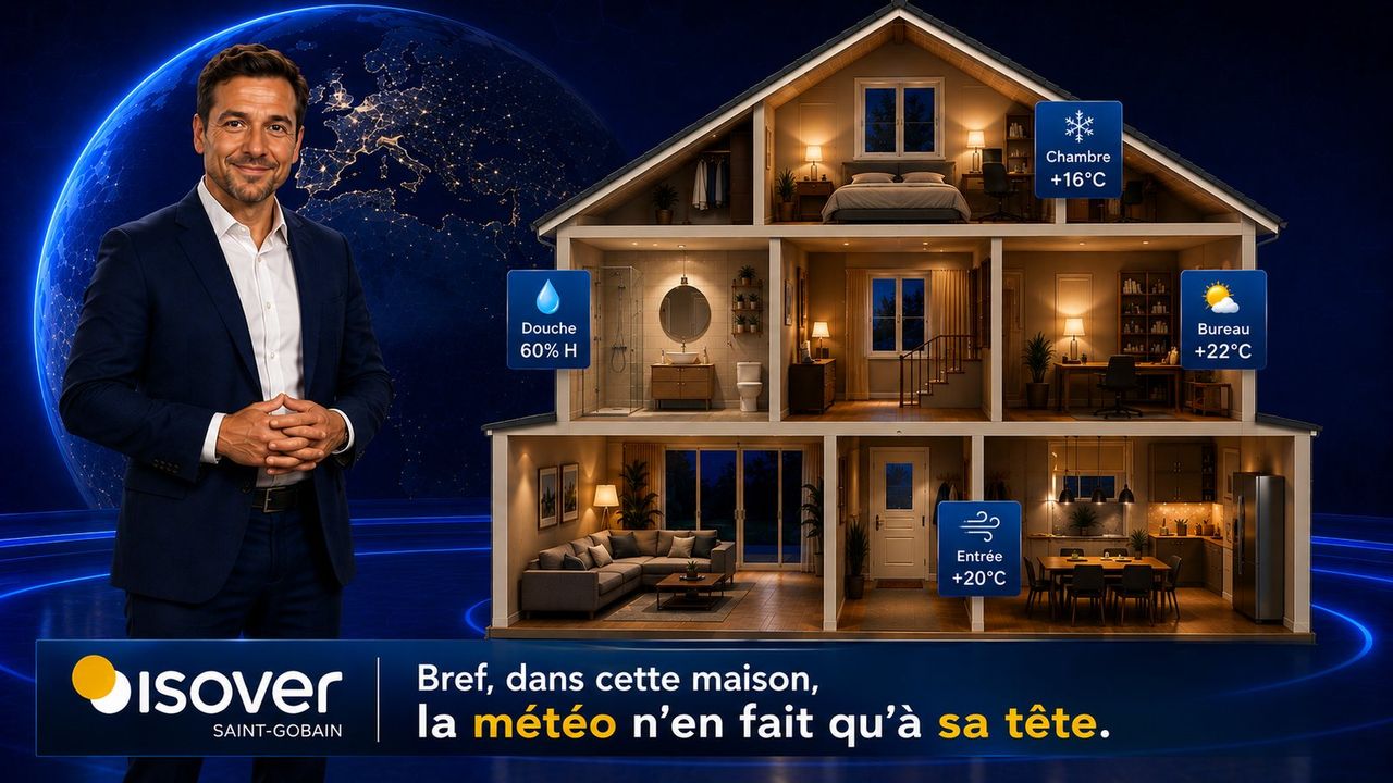 Image de campagne : un présentateur en costume bleu marine devant un globe lumineux, à côté d'une maison en coupe dont chaque pièce porte une étiquette météo de température ou d'humidité, avec le logo Isover Saint-Gobain et l'accroche en bas.